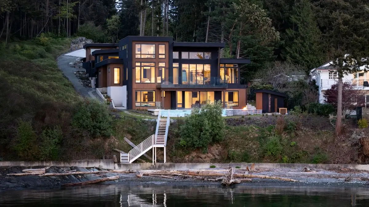 The house above the shoreline at dusk