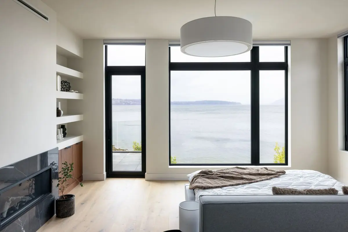 Bedroom with a window onto the water
