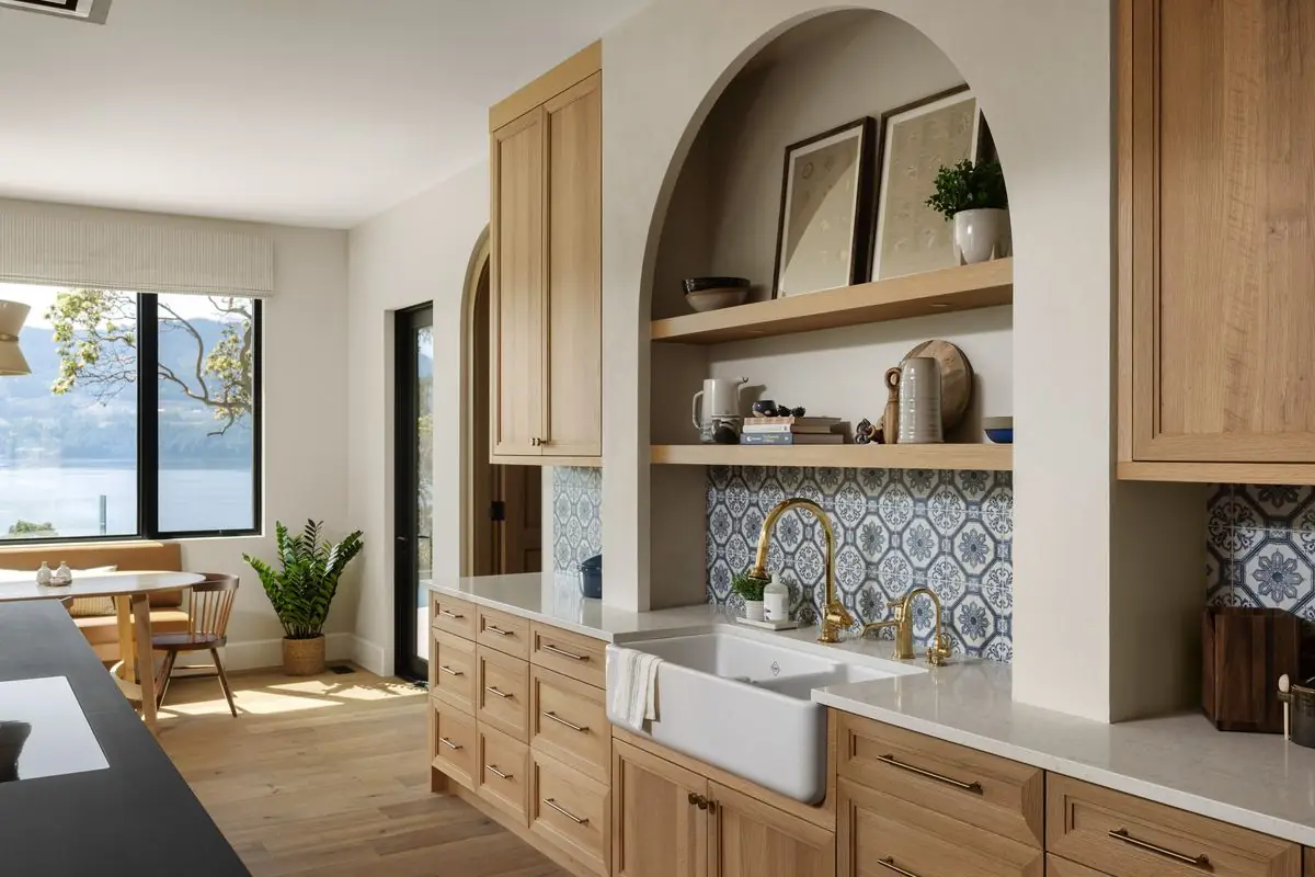 Kitchen with an arched niche and blue tile