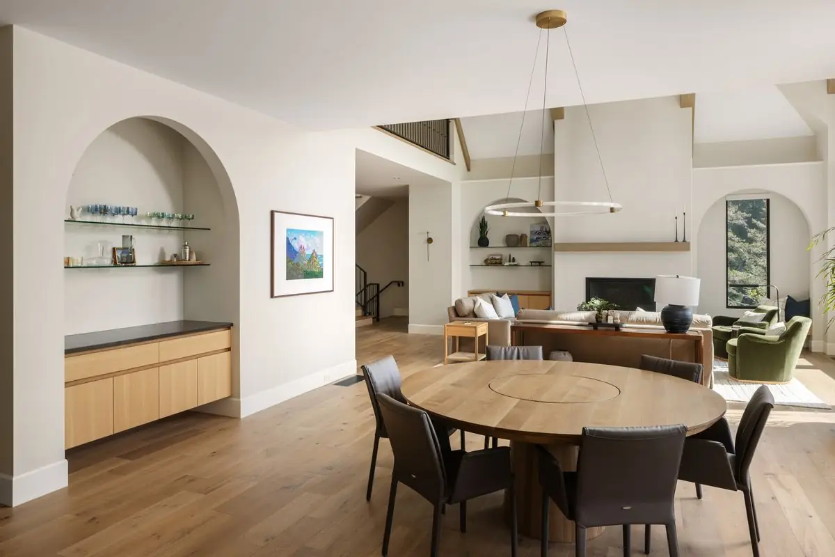 Dining room with a round table