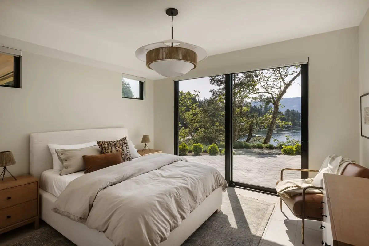 Bedroom with doors onto the garden