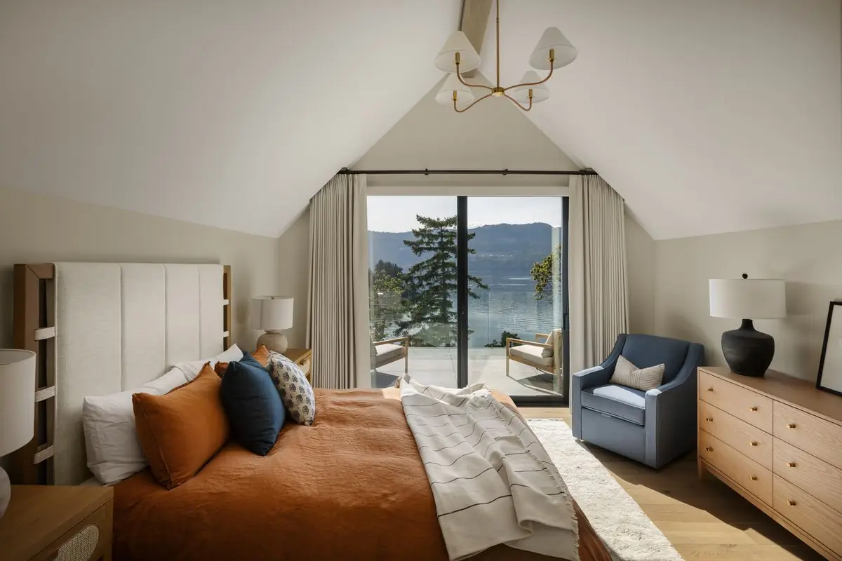 Bedroom with rust-coloured bedding