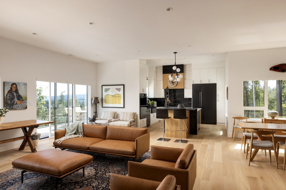 A warm living room in oak and linen opening onto the garden.